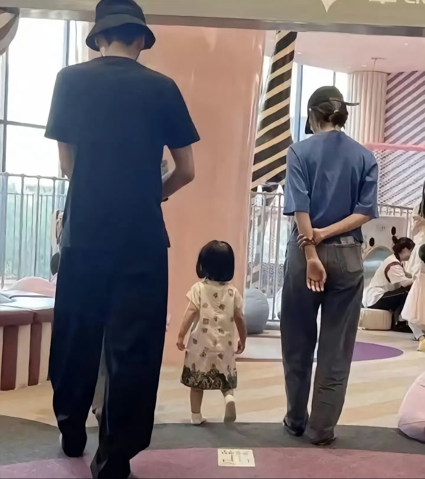 唐艺昕张若昀都用小马宝莉的车夫妻俩的车上贴满小马宝莉元素，完全是为了贴合女儿小樱