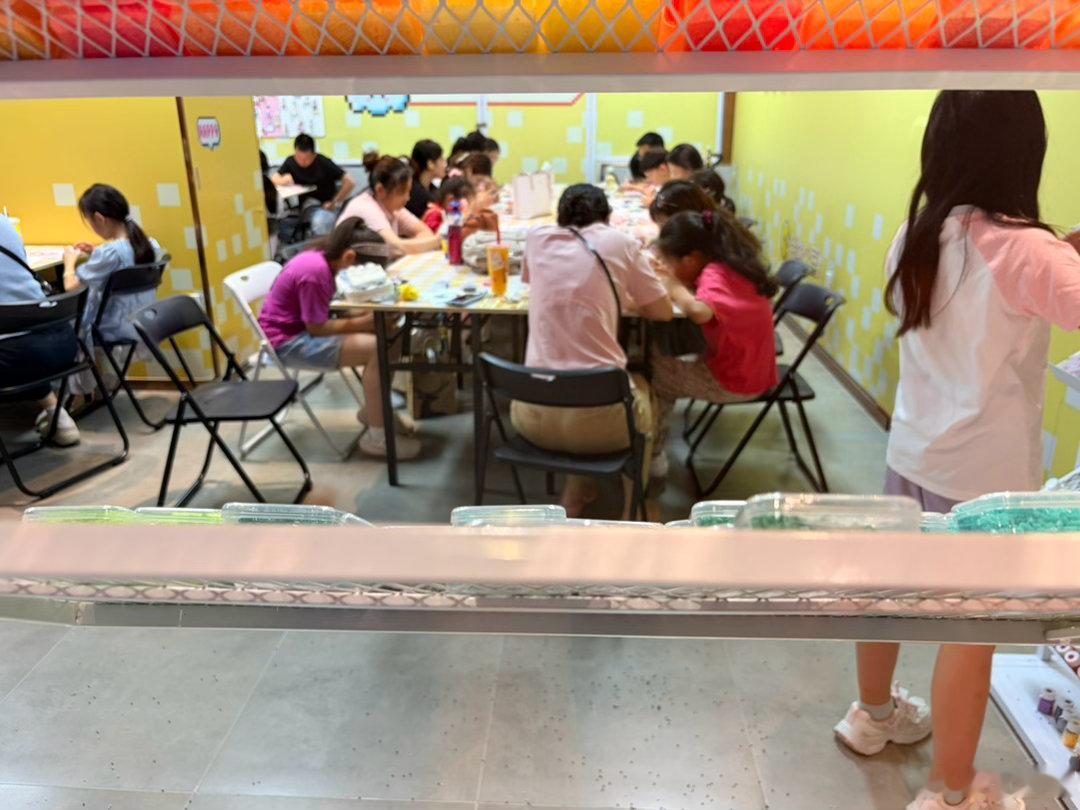 拼豆是真火爆啊，整个店都坐满了，我老早就问过可儿要不要去体验一下，她说她对这个不