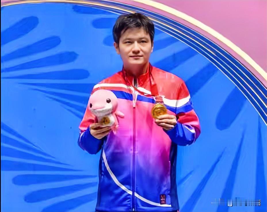 樊振东获得伦敦世乒赛团体赛参赛资格后，出现了两种腔调：
一个是端着饭、圈在一起的