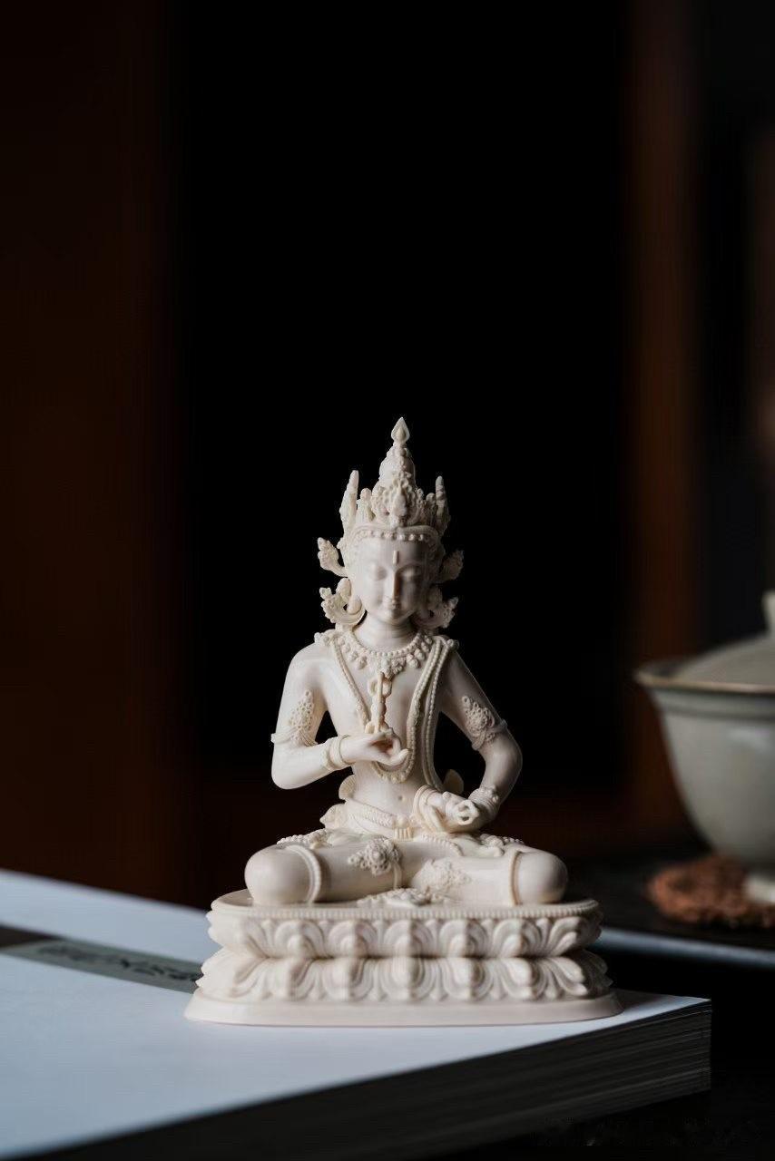 有些作品，第一眼吸引人的是工艺。

再看，却会被那份安静的气韵留住。

猛犸温润