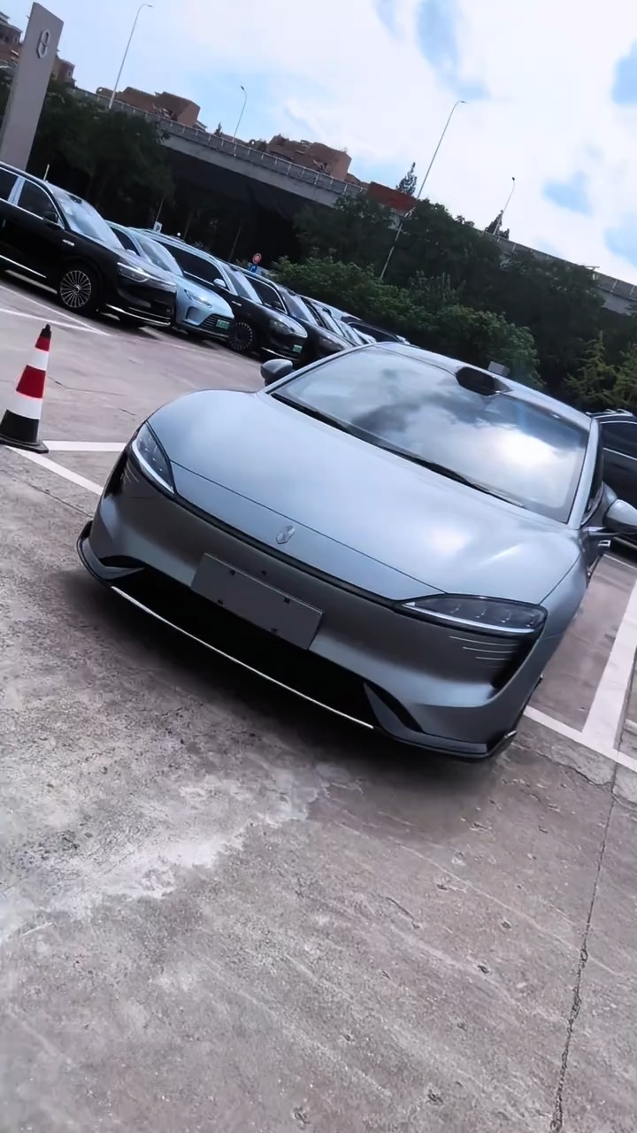 智界新R7和智界新S7陆续到店，有车标之后，给人感觉确实不一样。 ​​​