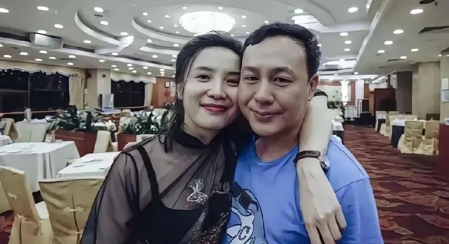 他们俩这么般配，实在不行就一起搭伙过日子算了！反正勾肩搭背也不像是普通朋友了，怎