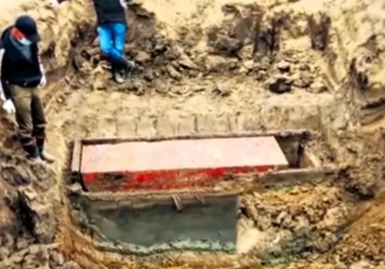 施工队挖穿污水厂地基，竟惊现一座南宋贵族大墓！棺椁出土时漆面如新，青龙、白虎、朱