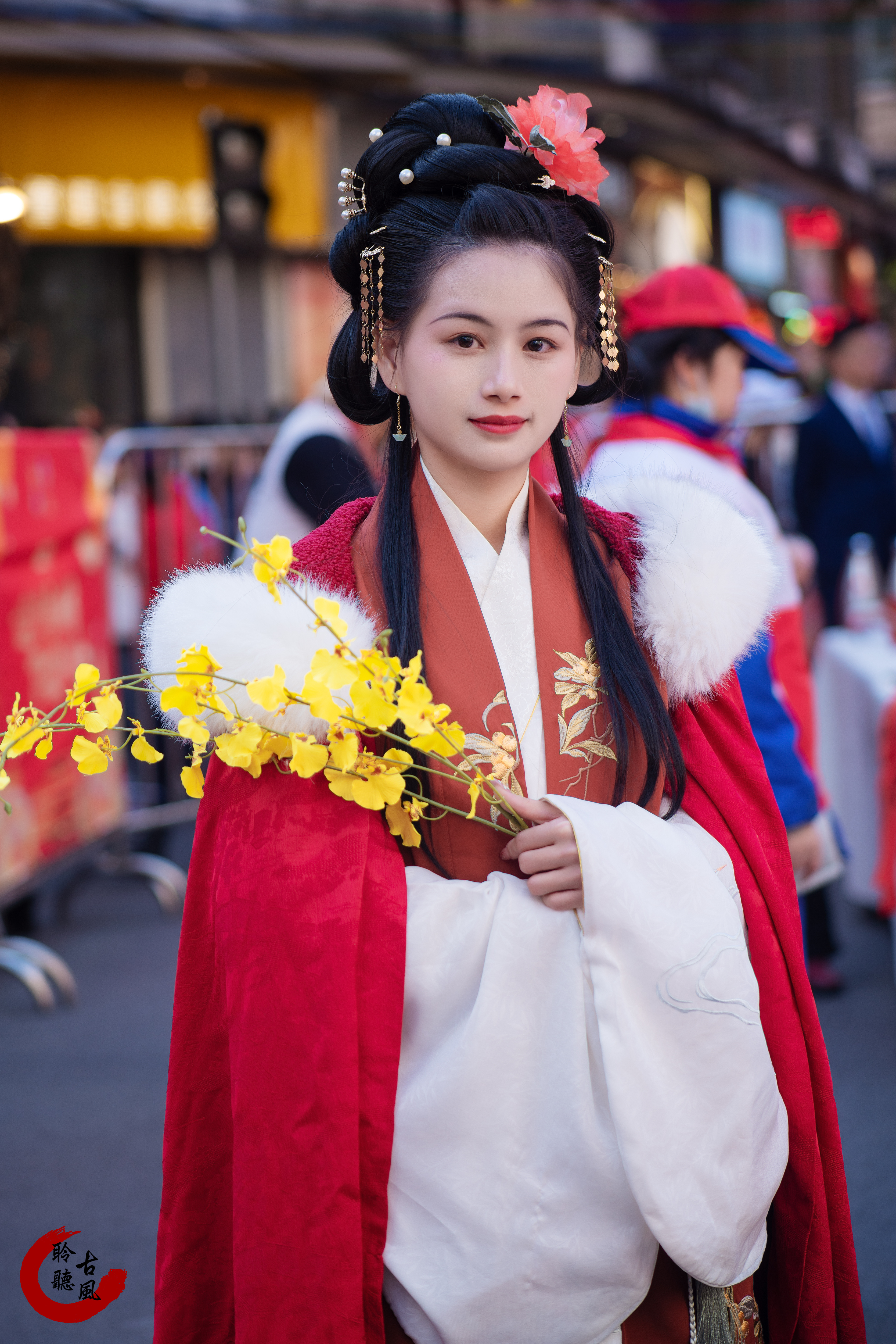 聆听街拍 新年发美图系列！ 初六还是要红的[偷笑]抄送: