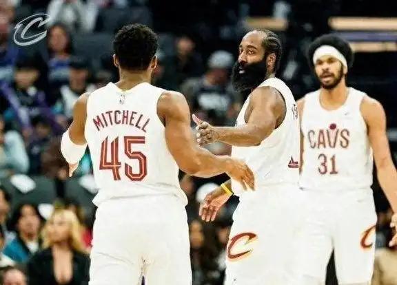 骑士的底牌是什么？是哈登持球发起进攻，左边底角斯特鲁斯，右边莫布里，左侧45度米