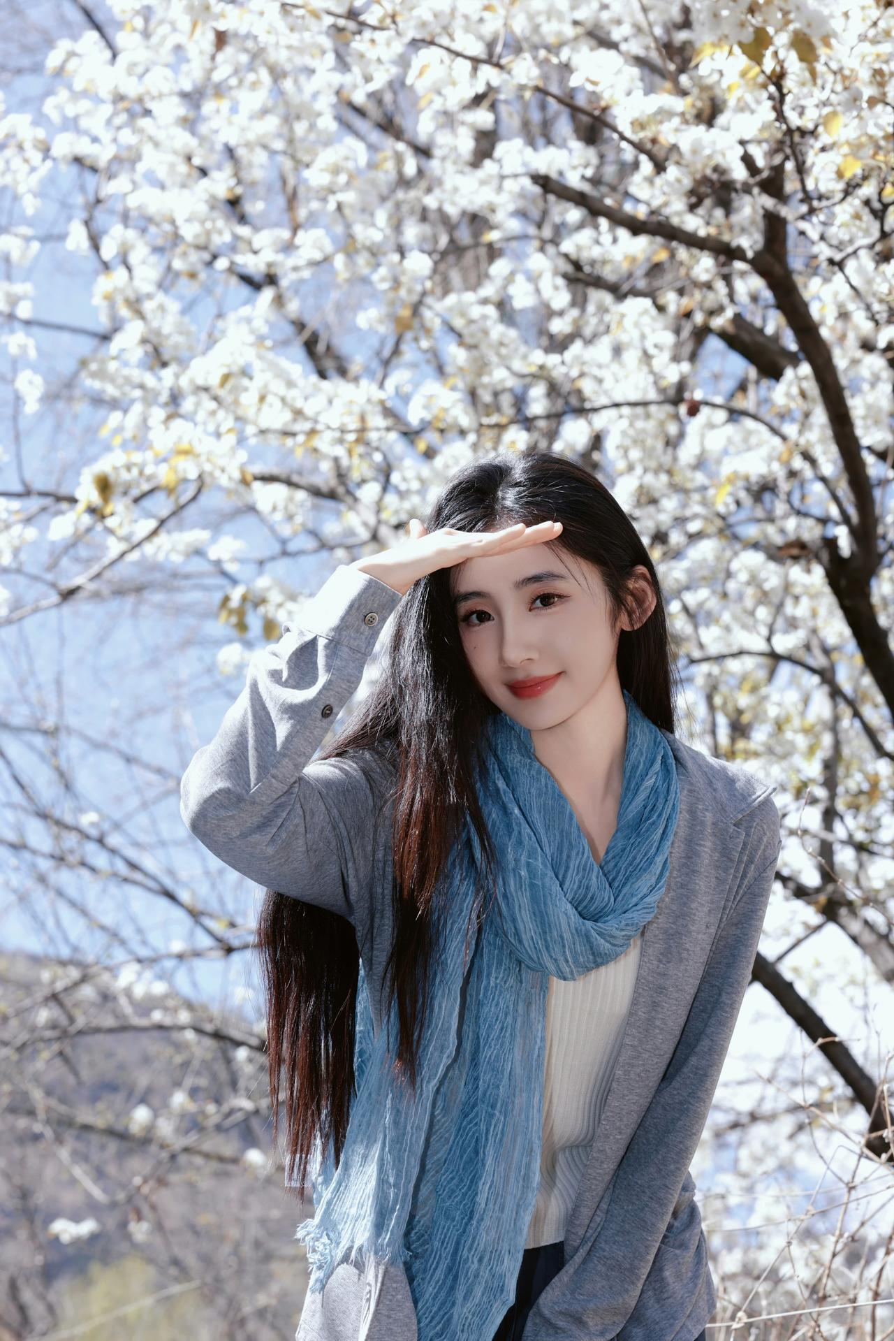 一树梨花，半分温柔。
别找春天了，我就是春天。[心]