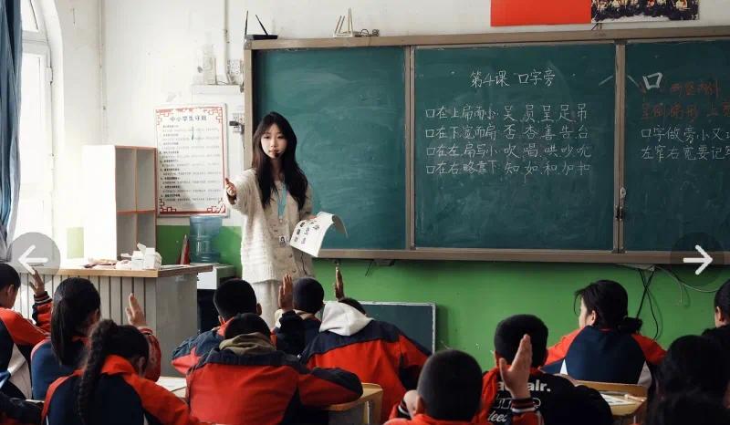 泪目了。新疆一名女孩，来天津参加交流营活动，不料竟偶遇曾在小女孩新疆就读学校支教