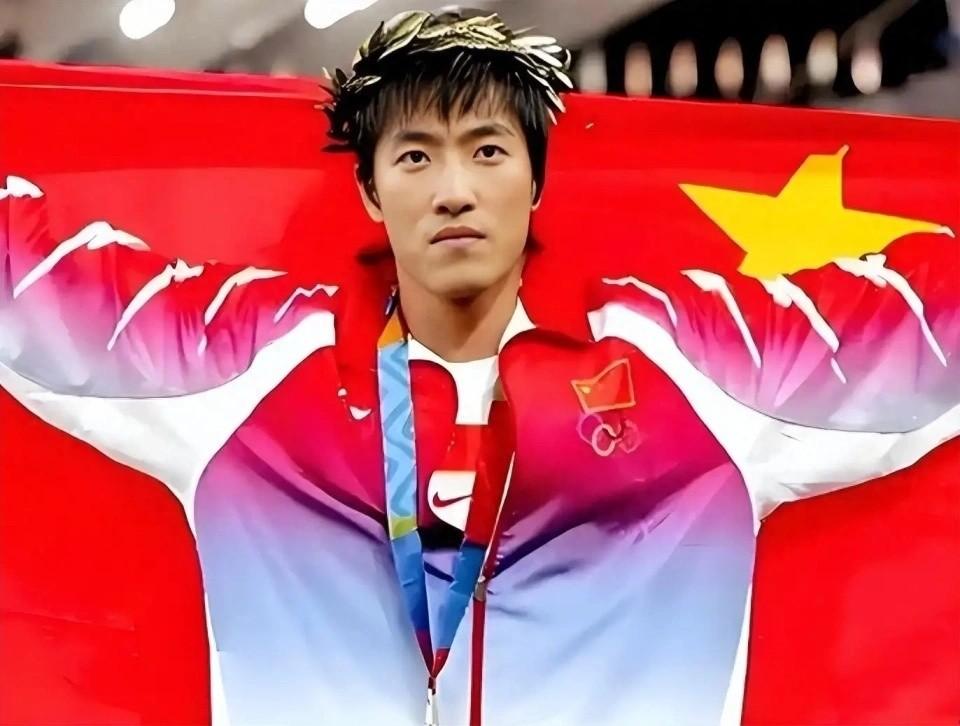 42岁的刘翔，又签了一份汽车代言。
退役9年了。
桌上还摆着耐克的终身合同，每年