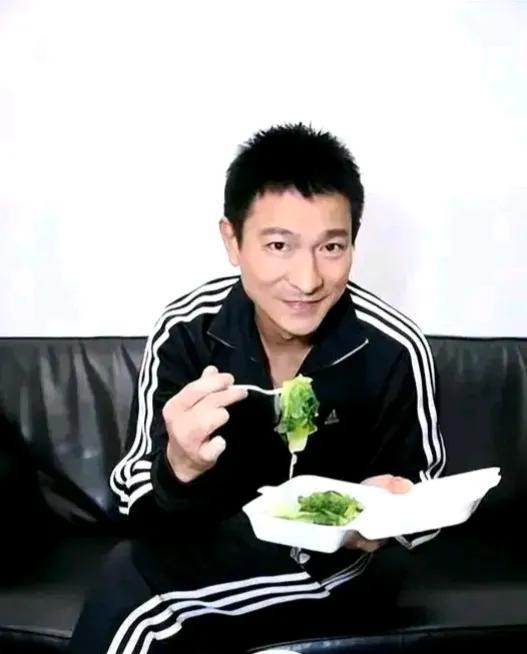 想想，一生辛苦劳作，却吃得像牛羊，任凭如何努力，总有人质疑是作秀。到63岁，连回