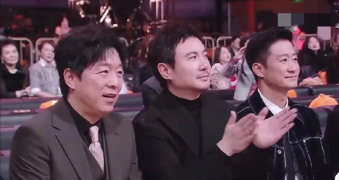 杨幂领完奖准备下台，台下的沈腾瞅见了，立马窜过去，小心翼翼扶着她往下走。杨幂都被