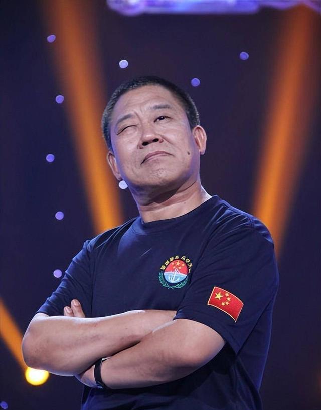 演员，杜旭东说，我找的老婆，是个医生，人家讲究，进门洗手这个行，我摸一个东西，马