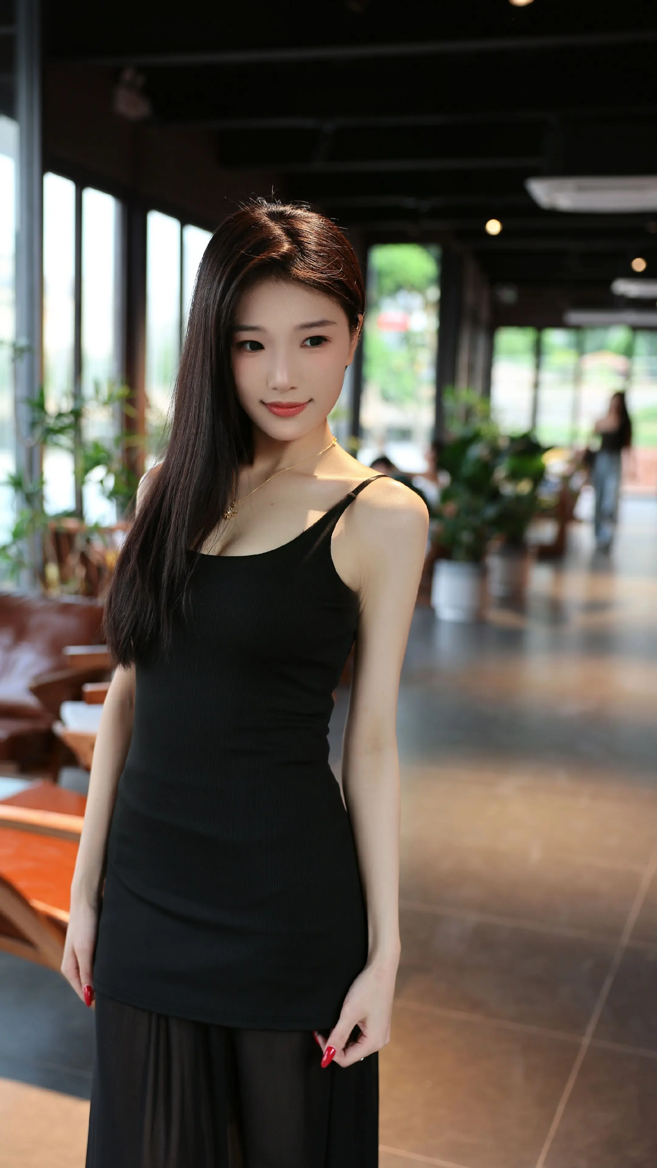 黑色长裙氛围感 玻璃窗中的女孩 黑裙的魅力