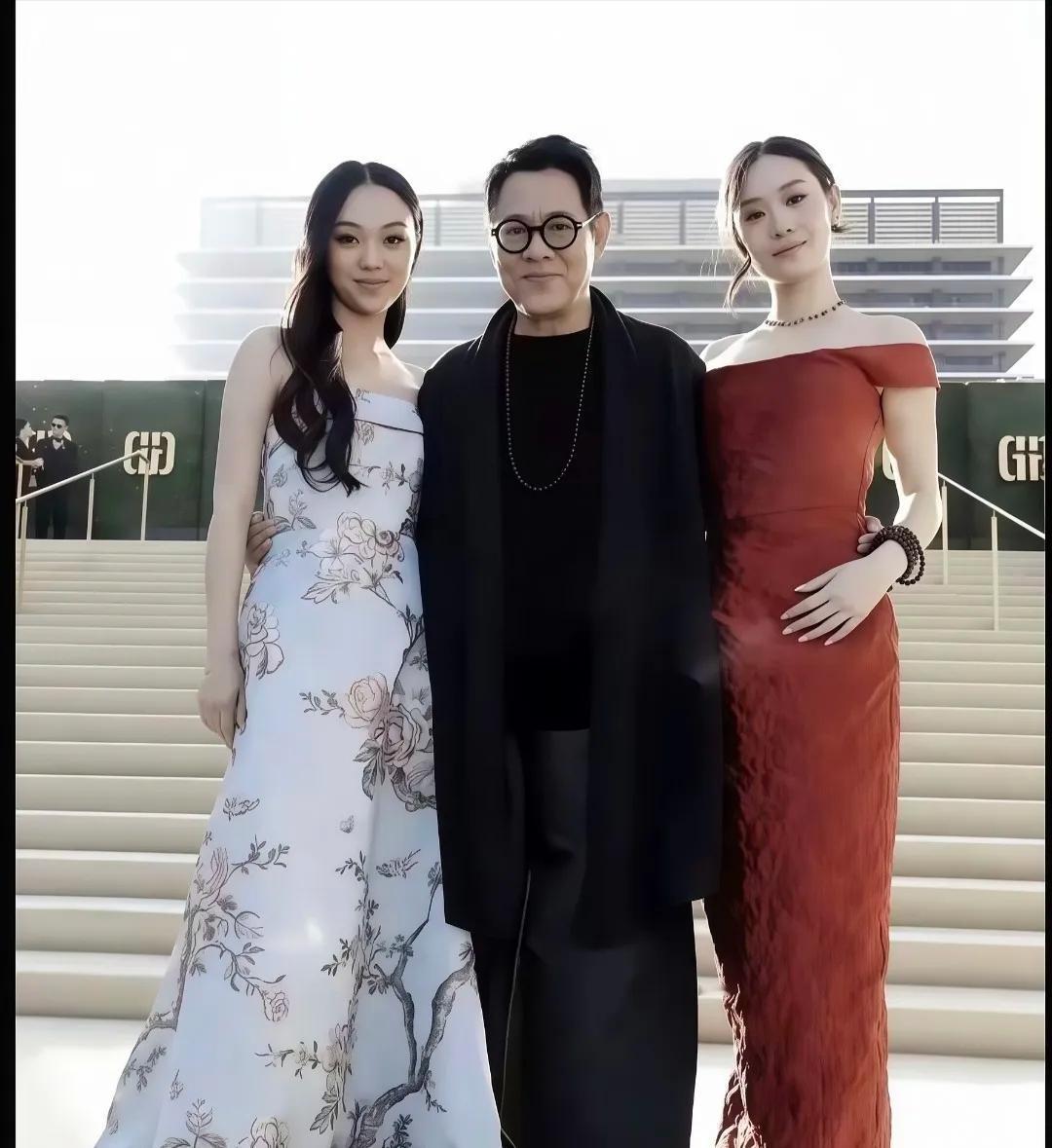 李连杰真是越来越有状态，和两个女儿同框时，那画面太养眼了。他虽头发花白，但多了份