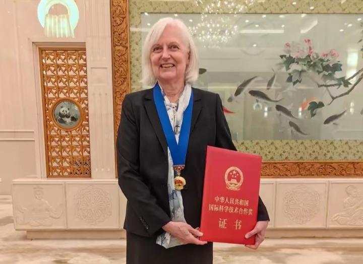 没想到中国光刻胶研发的“大佬”级别的人物竟然是她。
艾尔莎·瑞秋曼尼斯（Elsa