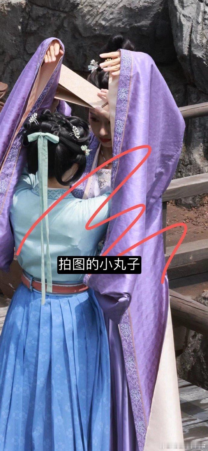 宋茜《山河枕》片场撩妹，用衣服贴心为孙艺宁遮挡太阳，谁不想和端庄贤淑，雍容华贵的