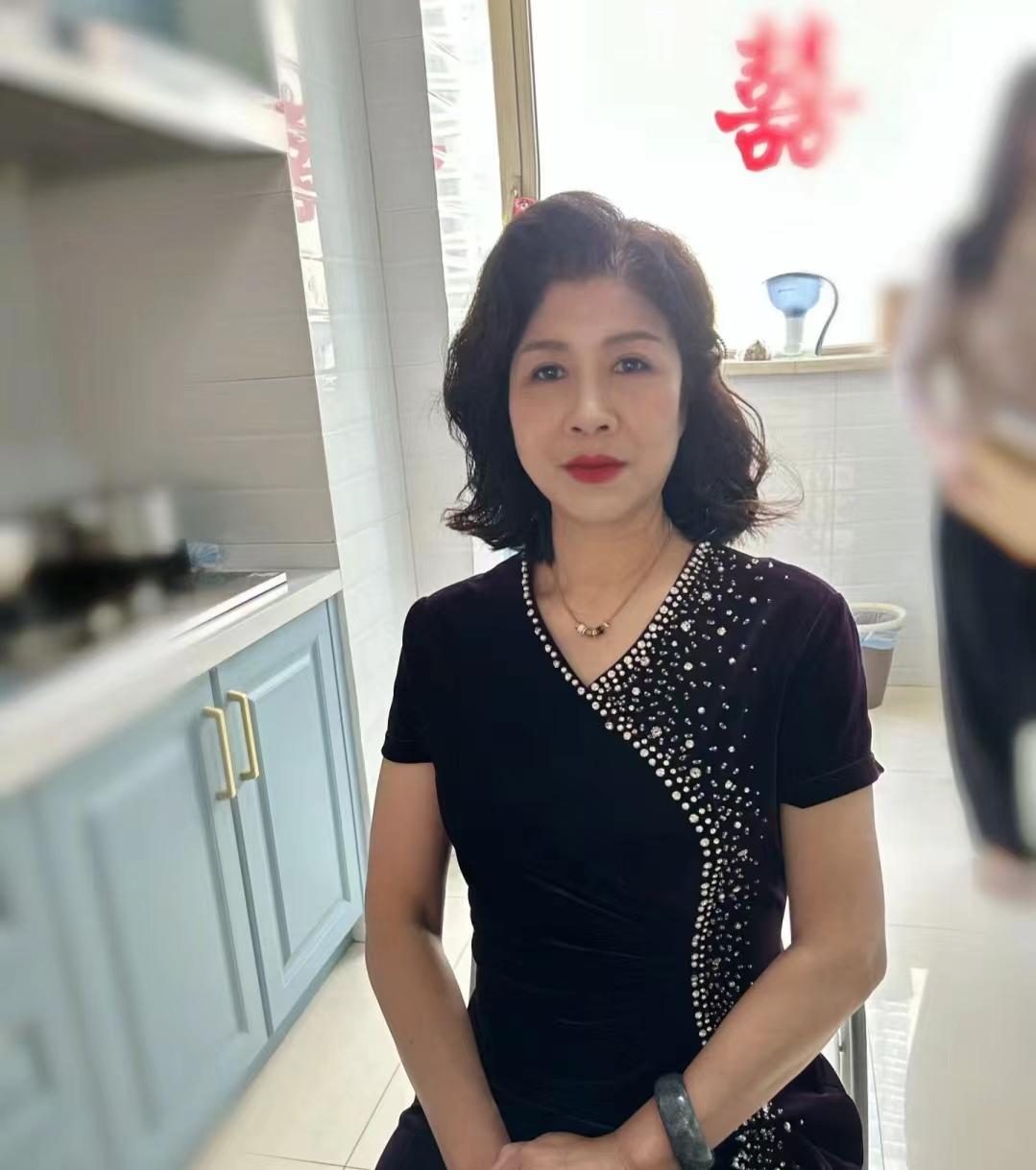 我单身九年了，九年前那个陪我一起过苦日子的他生病离开。
他离开后，有关系不错的就