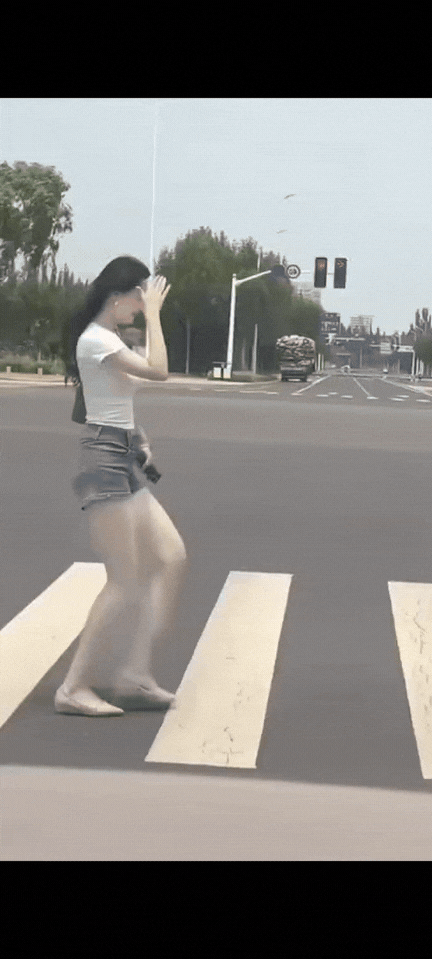 人行道上美丽的风景，这种气质是天生的，刻在基因里面的，后天学习可能一辈子都达不到