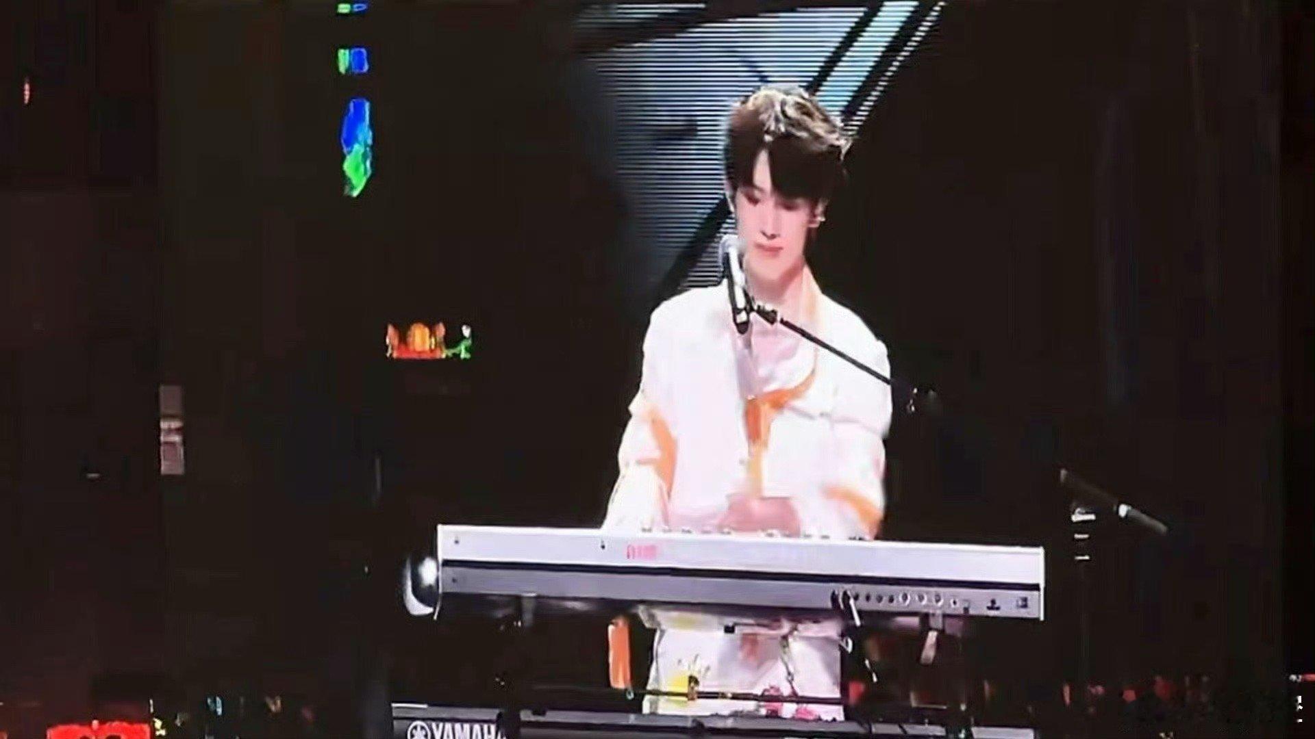 张极桔色绑带造型这是谁家的活力萌物！桔色绑带造型和张极简直天生一对，绑带设计添个