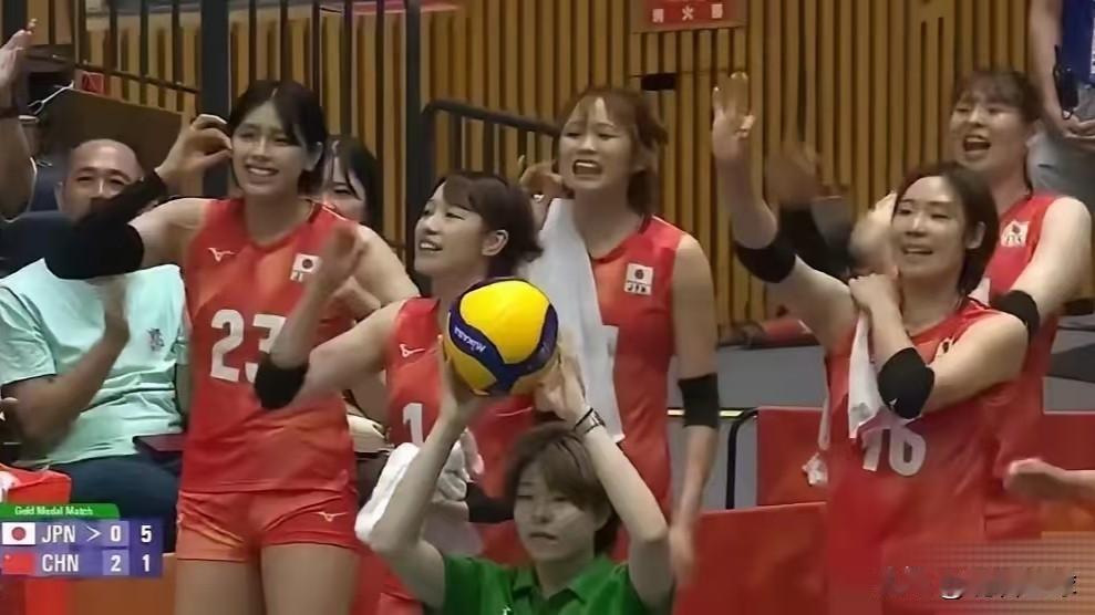 日本女排彻底尴尬了！
第三局10:2领先中国女排，日本场上球员、主教练以及替补席