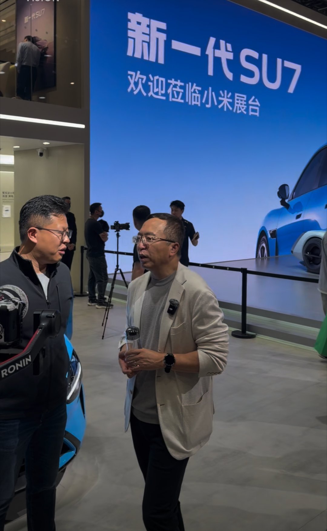 北京车展，原来荣耀手机CEO 赵明来小米汽车展台了。 