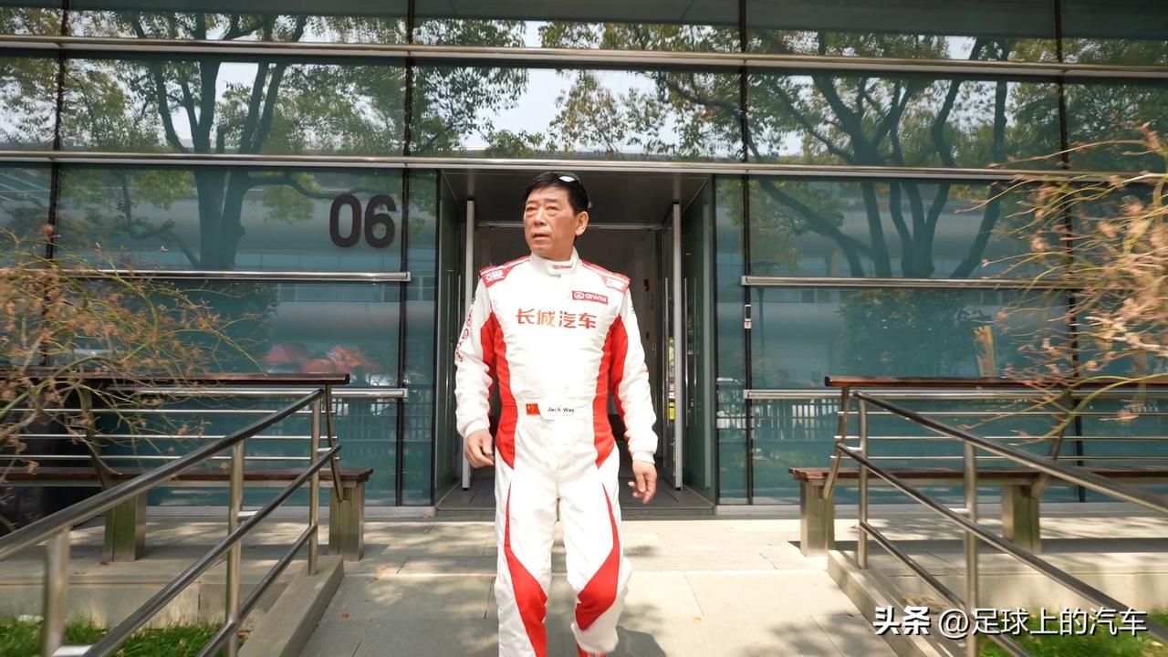 前脚魏建军还在说 “我们离 F1 还很远”，转头就穿赛车服扎进 China GT