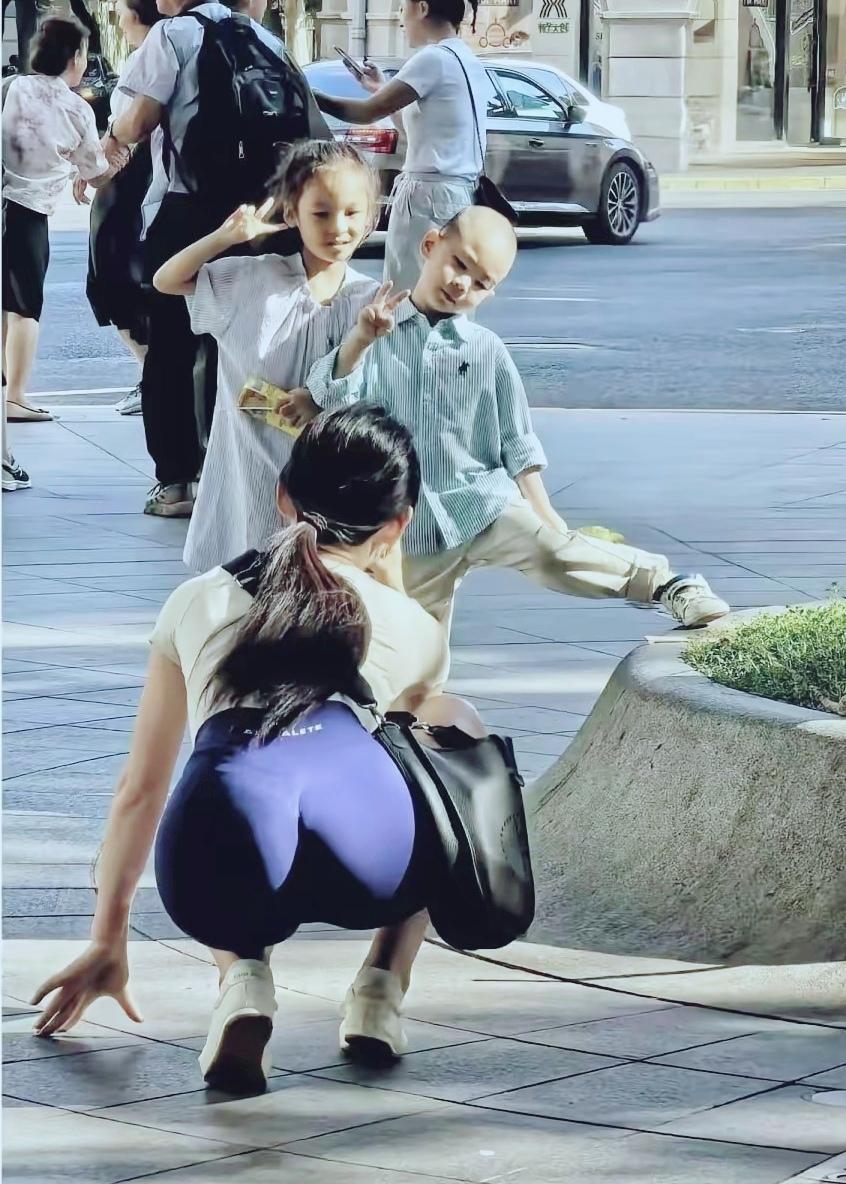 街头，给一双儿女拍张照…
宝宝拍照成片 带儿女游玩 亲子美拍