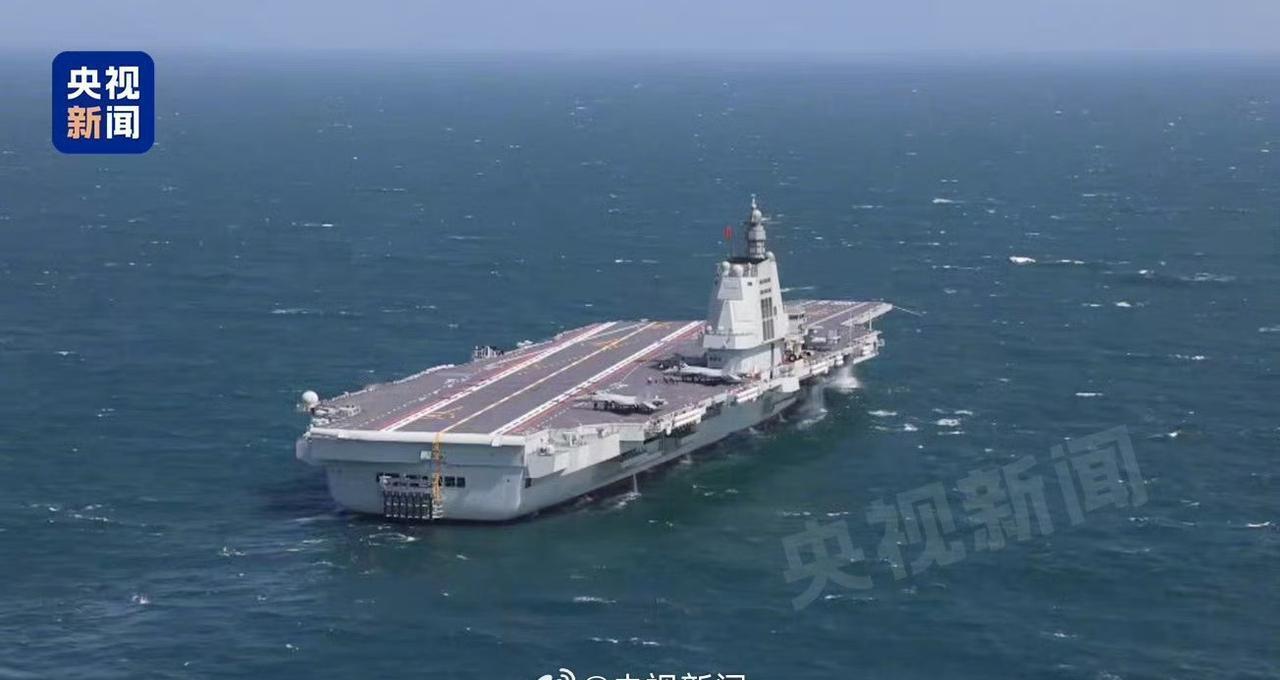 【福建舰入列后首次海上实兵训练】近日，由海军福建舰、延安舰、通辽舰等多艘舰艇组成
