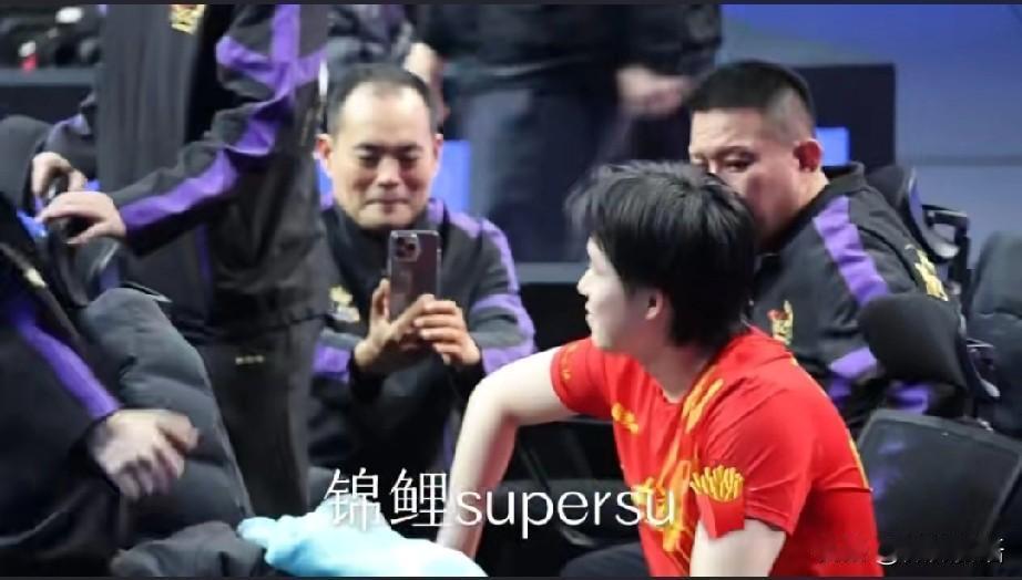 魏桥的叔又在拍楚钦了，看他笑的多开心。
恭喜山东魏桥再次夺得男团冠军，王楚钦在那