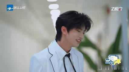 穆祉丞的壁咚对象蛮新奇的三个少年穆祉丞演技已经到就算是机器人也可以有深情的感觉。