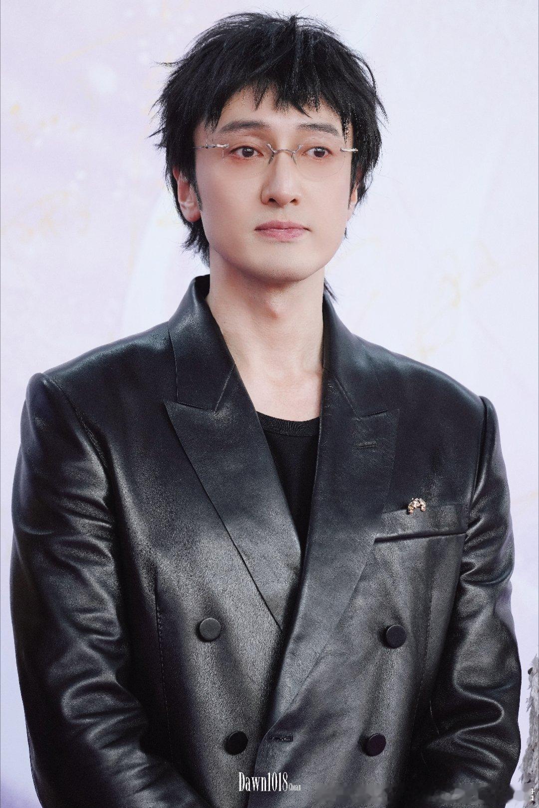 王传君潮得有点不敢认了 本以为王传君偏爱沉稳穿搭，这次百花奖红毯直接颠覆认知，皮