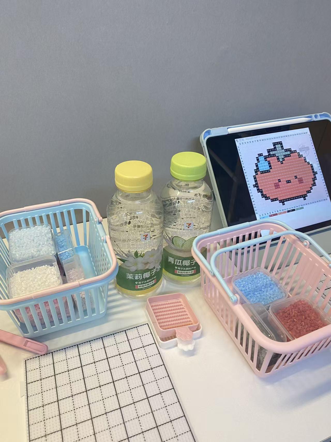 我落伍了，拼豆豆这么流行吗？小女孩、大学生、宝妈、中年女人都趋之若鹜。

今天大