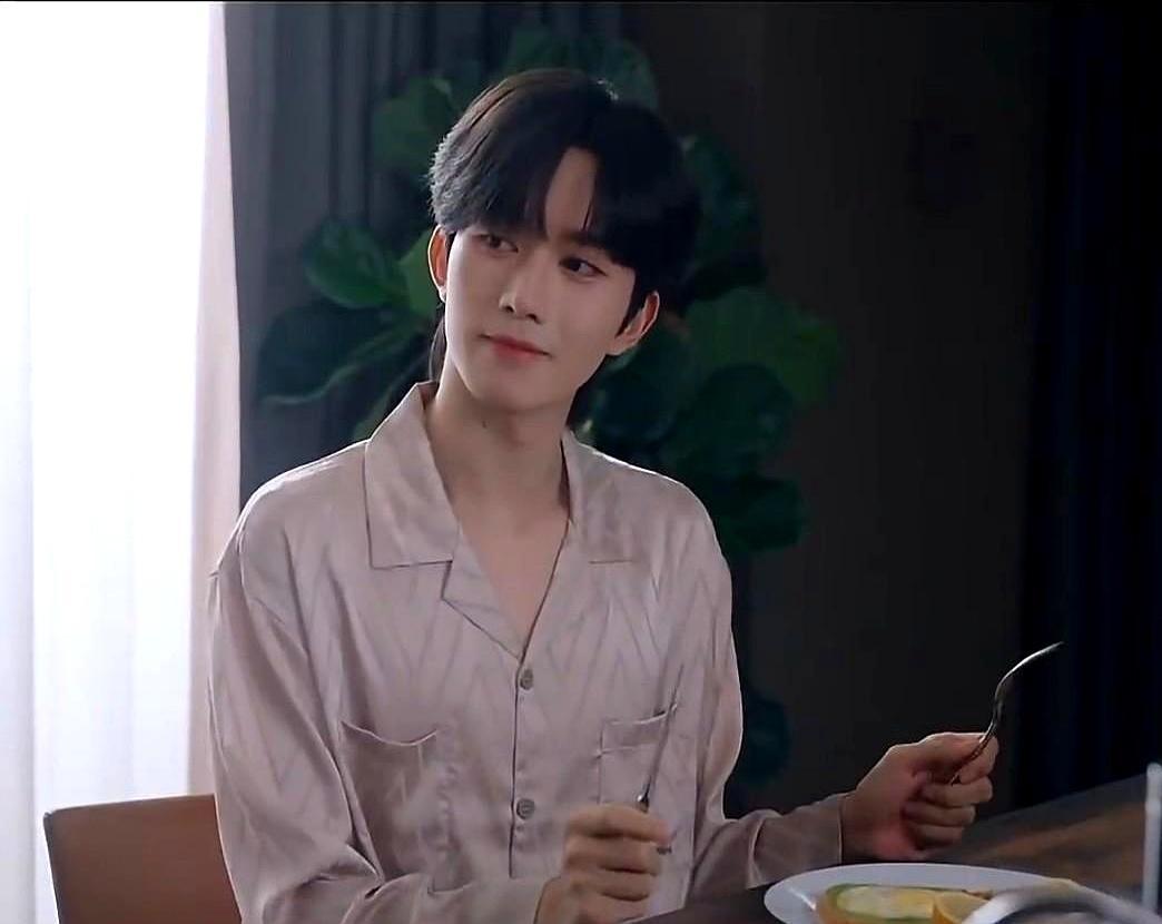 《以身为饵》一上线就杀疯了，24集、每集10分钟，竖屏也能拍出电影感。
 
男主