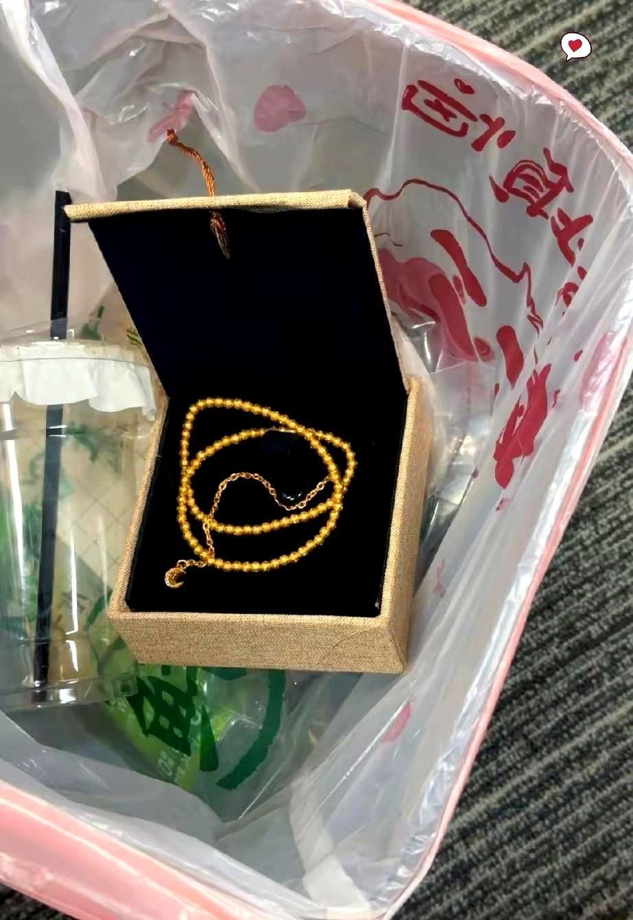 “挑了半个月的安神手链，转身就躺在咖啡渣里。
”
别急着骂老板，68%的职场