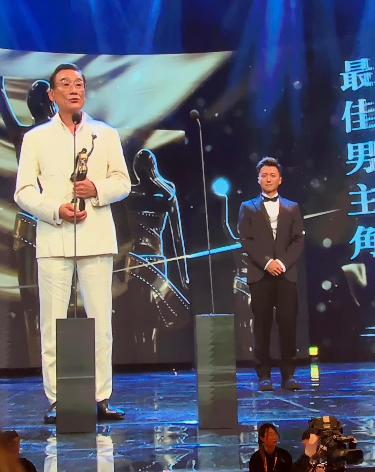 梁家辉获最佳男主
谢霆锋颁的奖🥇
太搞笑😆了谢霆锋，他弯腰给梁家辉递🏆奖杯