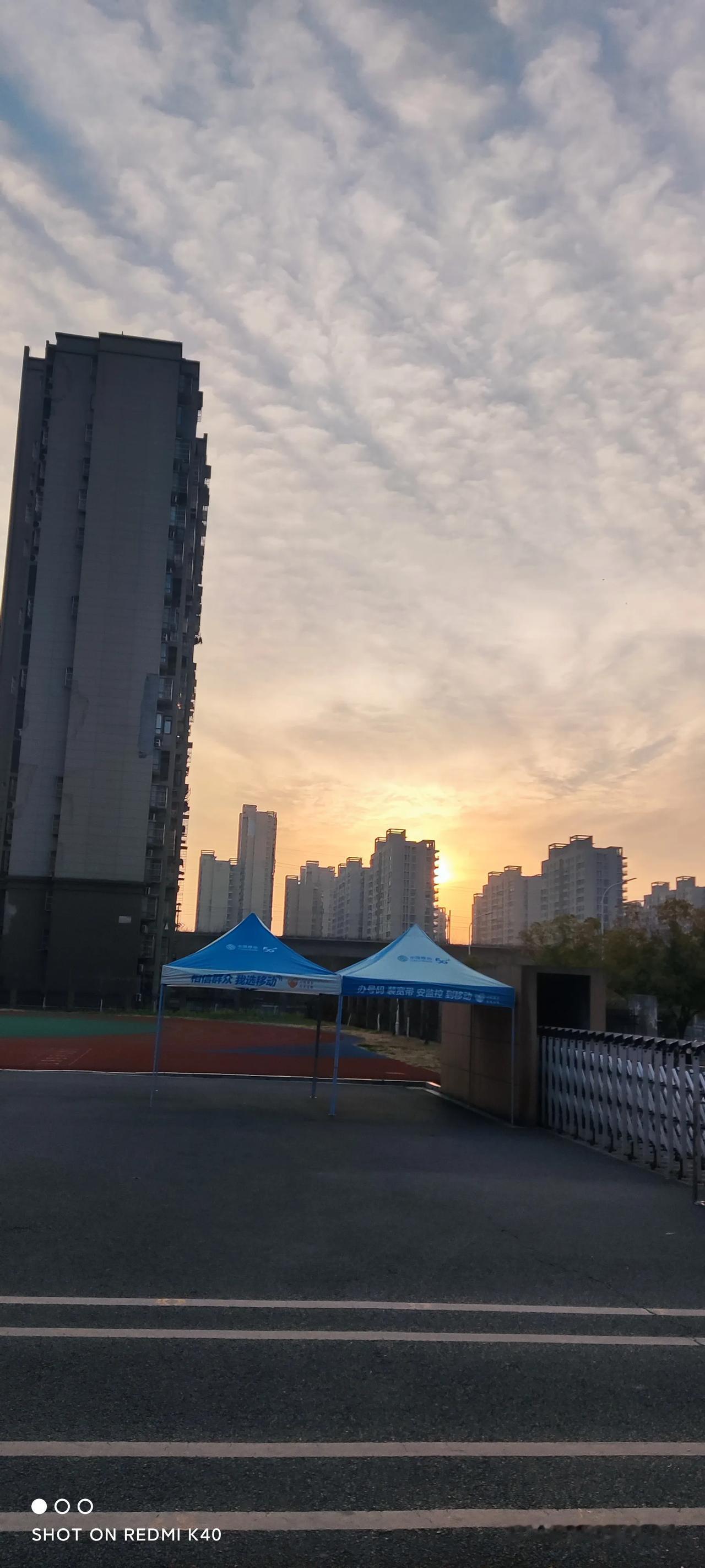 一>
上联：孤云雁度关山月
下联：独鹜霞飞暮色天
——：山月映溪竹影乱
——：夕