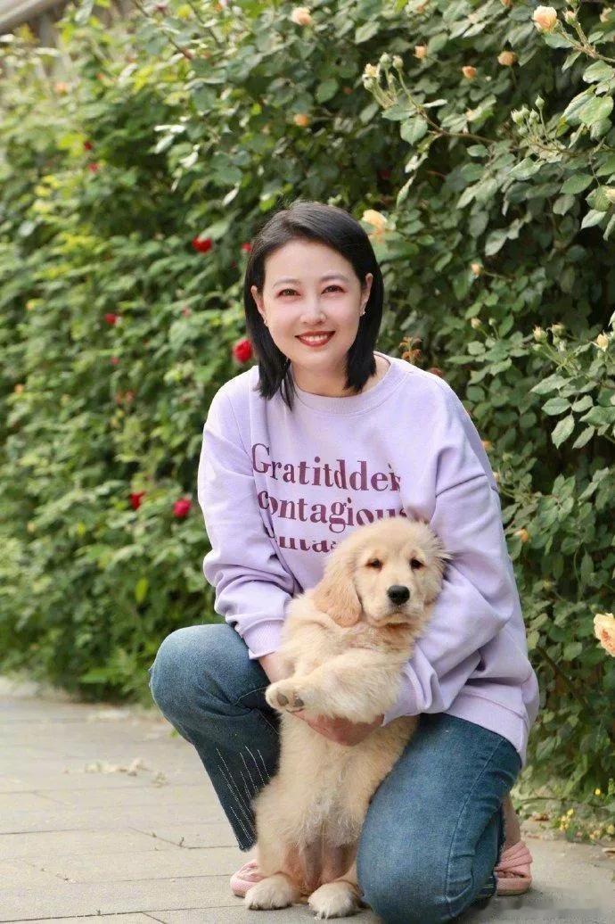 来回顾周海媚生平。

12日，工作室发文表示周海媚于2023年12月11日去世，