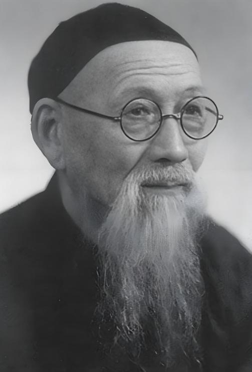 1931年，宋美龄陪母亲游杭州，半个月挥霍了一万三千多块大洋。账单送到浙江省政府