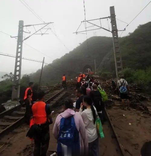 #有人民的地方就有子弟兵#武警带来的不仅是物资，还有脱困的希望。 ​​​