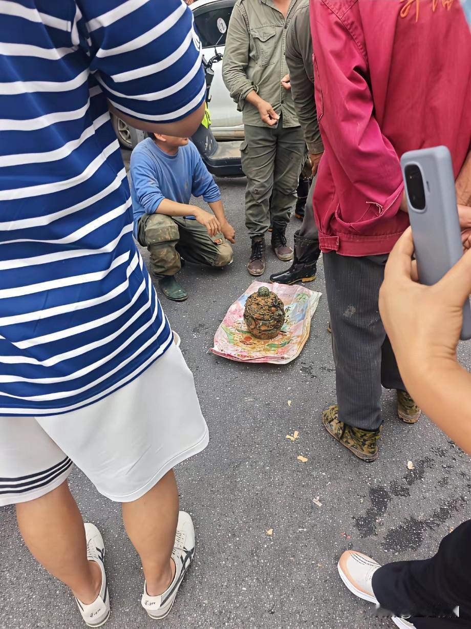 塑料加点泥，能卖好价钱！这个民工在工地刨出来的“古董”只要280块！人家也不避讳