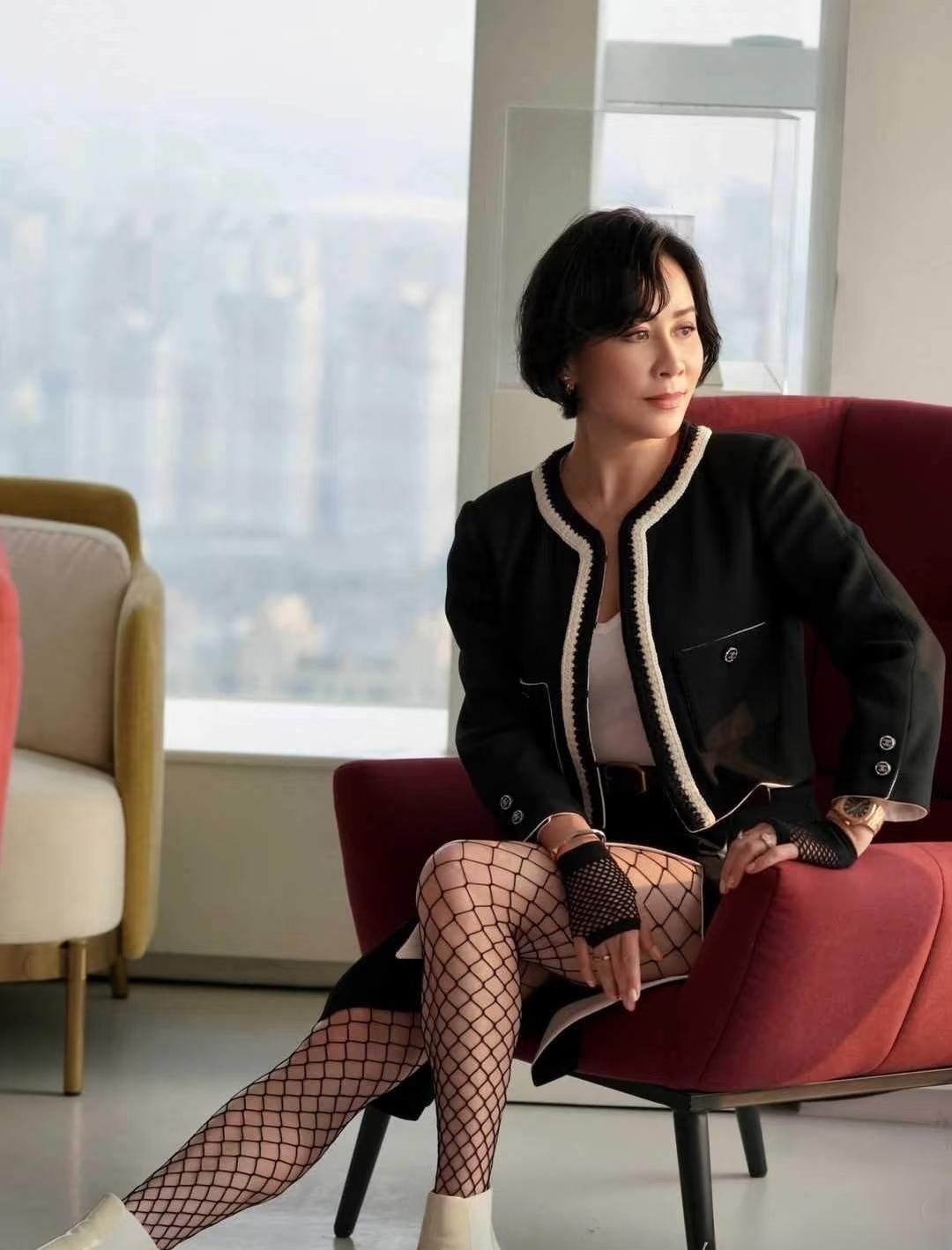 都说梁朝伟在家可怜兮兮。
放屁。
掌勺的是刘嘉玲。
煤气灶一开，油烟机轰响——这