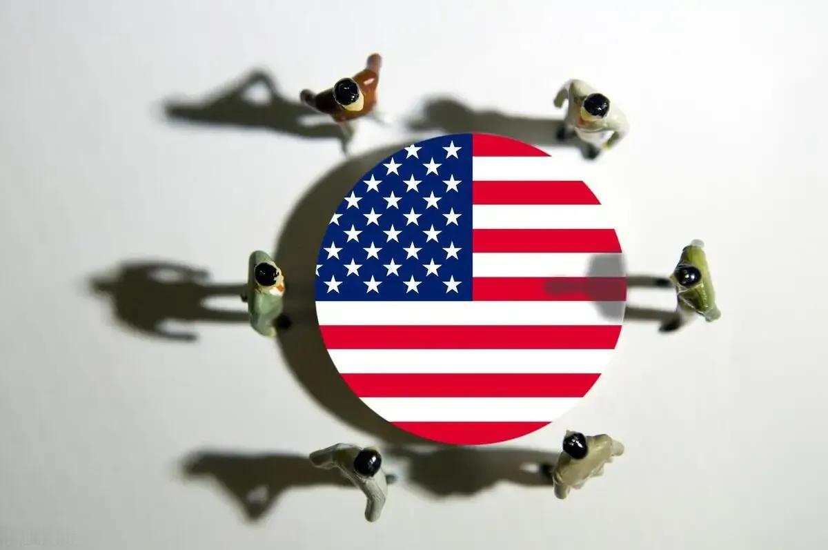美国总统大选最新消息，意外频出，6个万万没想到：

1.没想到美国大选开始投票后
