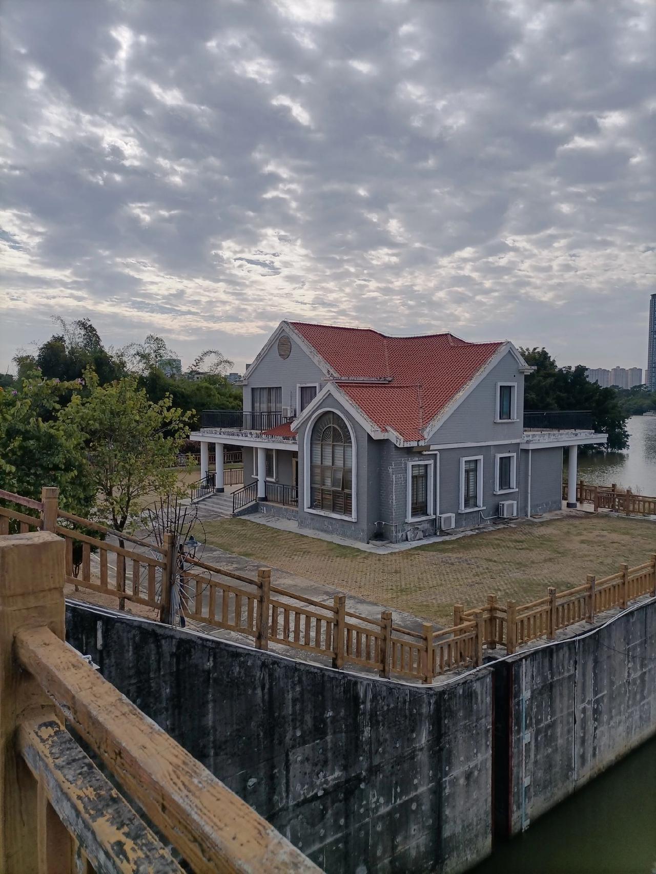 一走进惠州惠沙堤公园，一种奇妙的感觉油然而生，仿佛来到了异世。 走过一栋很漂亮的