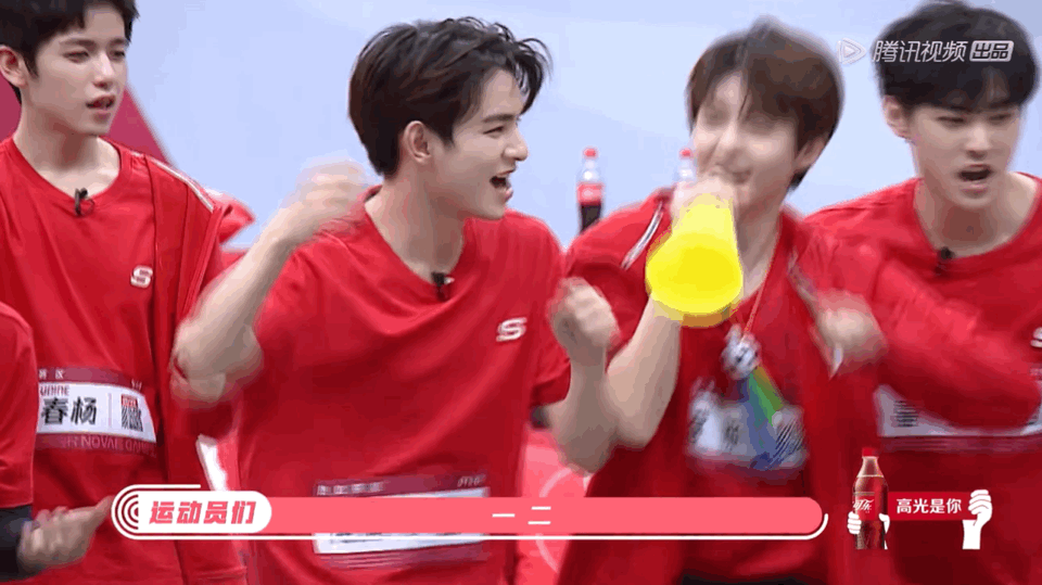 提问：UNINE此图有几个下海男？ 