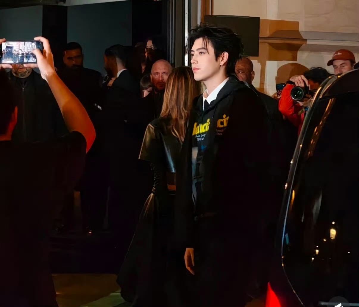 陈飞宇出个国帅成啥了巴黎街头随意一站即成焦点，有网友调侃“妈生帅脸太耀眼”，怼脸