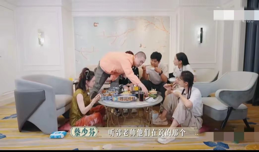 #郭德纲 很多人床头的男人#蔡少芬透露自己睡前有时候会听郭德纲的相声。这一爆料，