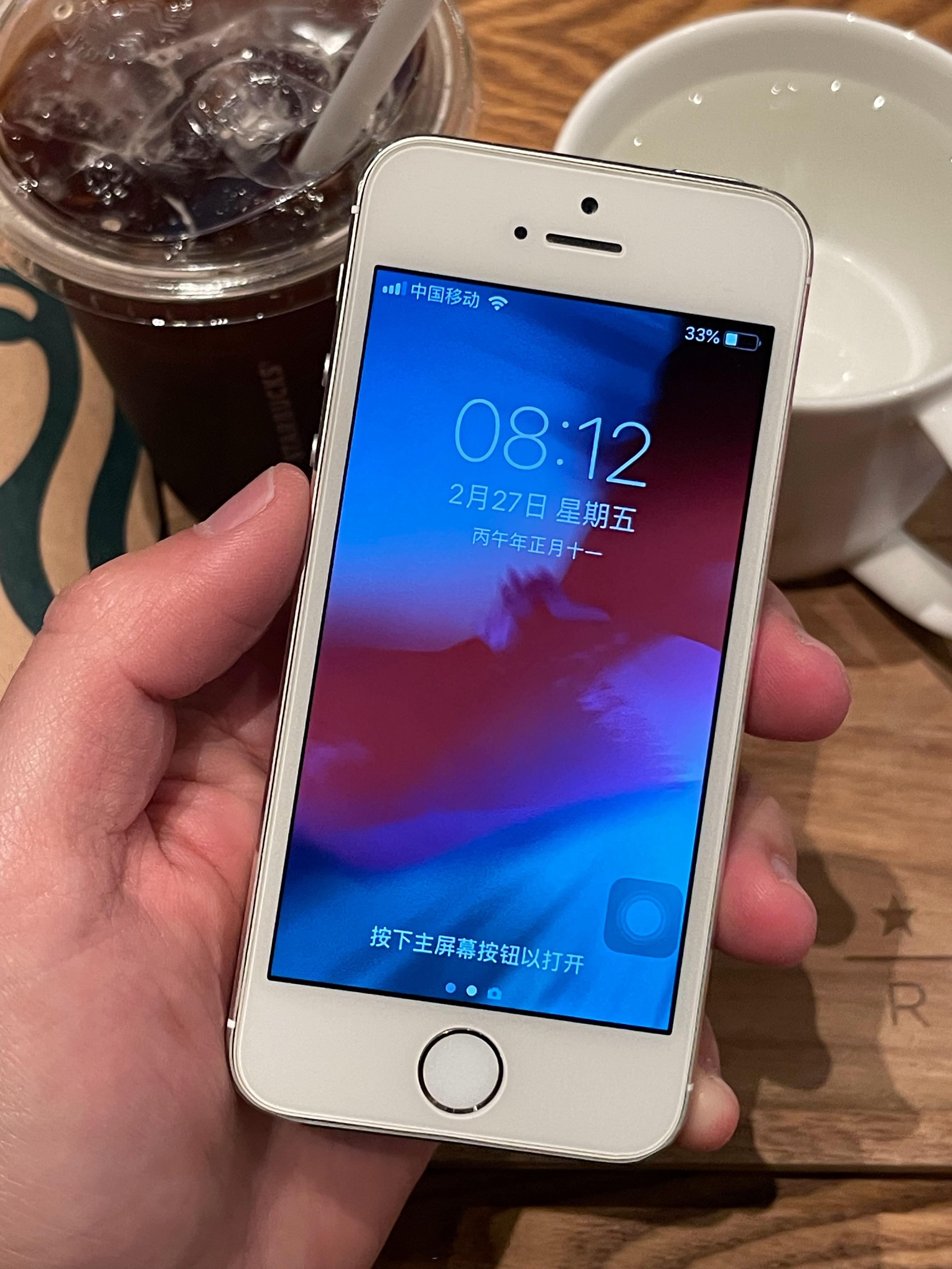 每天早睡早起喝冰美式刷微博看好看的小姐姐研究home键iPhone。 