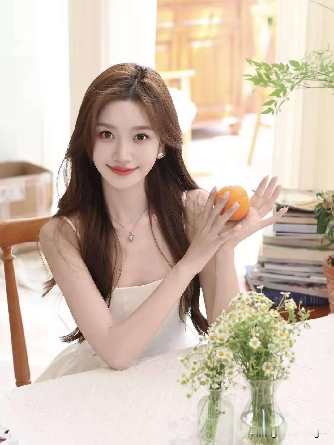 阳光下的花海，温柔微笑的她