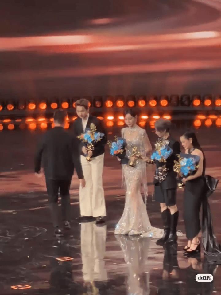 大麦总裁在台上摔倒，汪苏泷在旁边赶紧去扶，感觉摔得不轻 