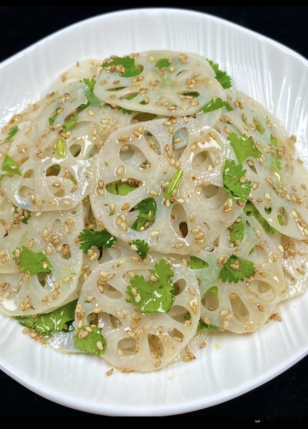 我妈做的这个芝麻香菜拌莲藕片真的太好吃了，这样做一盘都不够我吃！藕片脆嫩爽口，裹