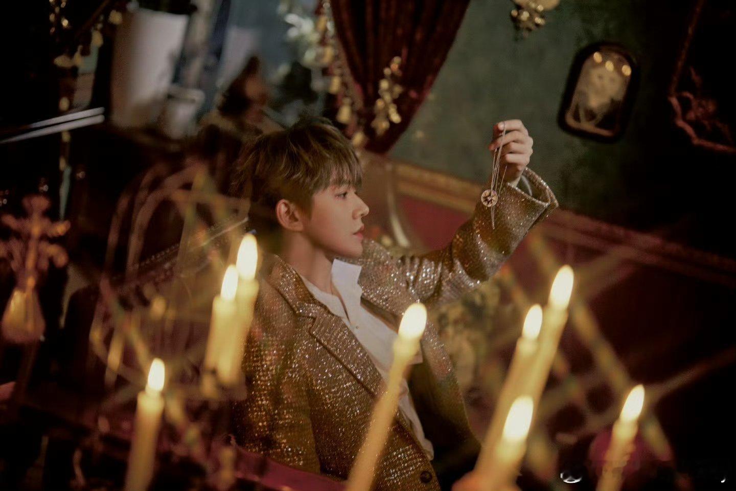 邓为今天迪奥活动工作室出图，DIOR全球美妆大使，美到骨子里的相向奔赴，邓为好伟